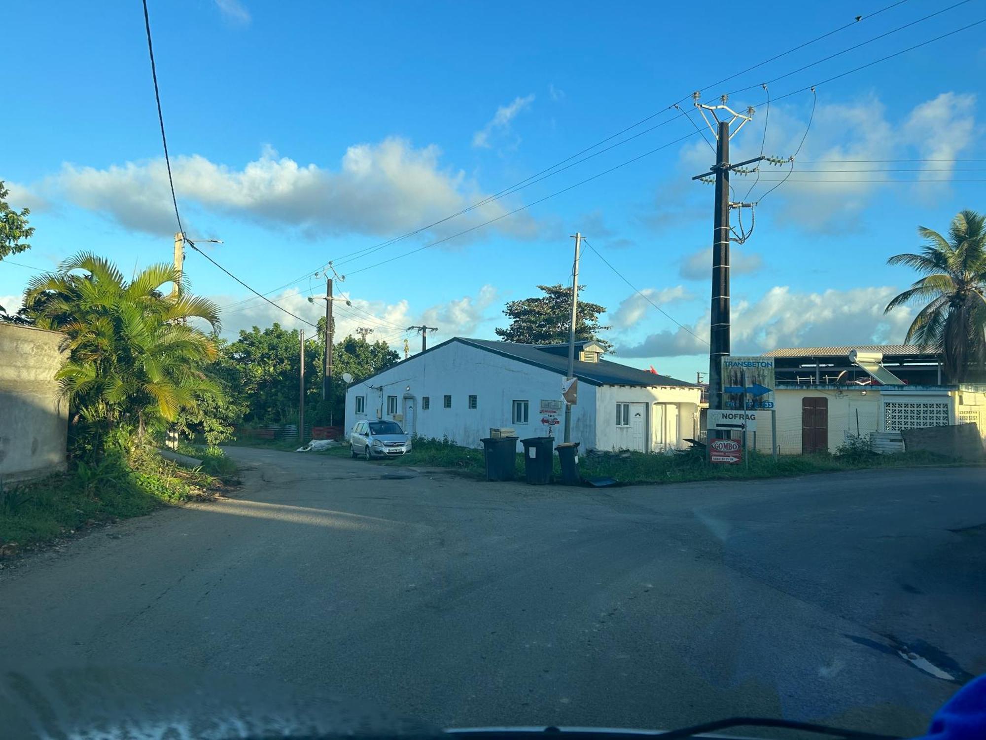 Joli Bungalow Fleuri Les Abymes Exterior foto